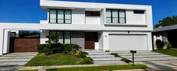 Casa moderna de concreto de dos plantas con techo plano en Puerto Rico