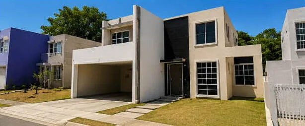 Casa moderna de dos plantas con marquesina en Puerto Rico