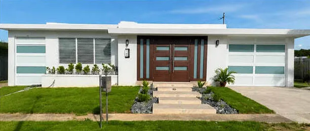 Casa de concreto de una planta con techo plano en Puerto Rico